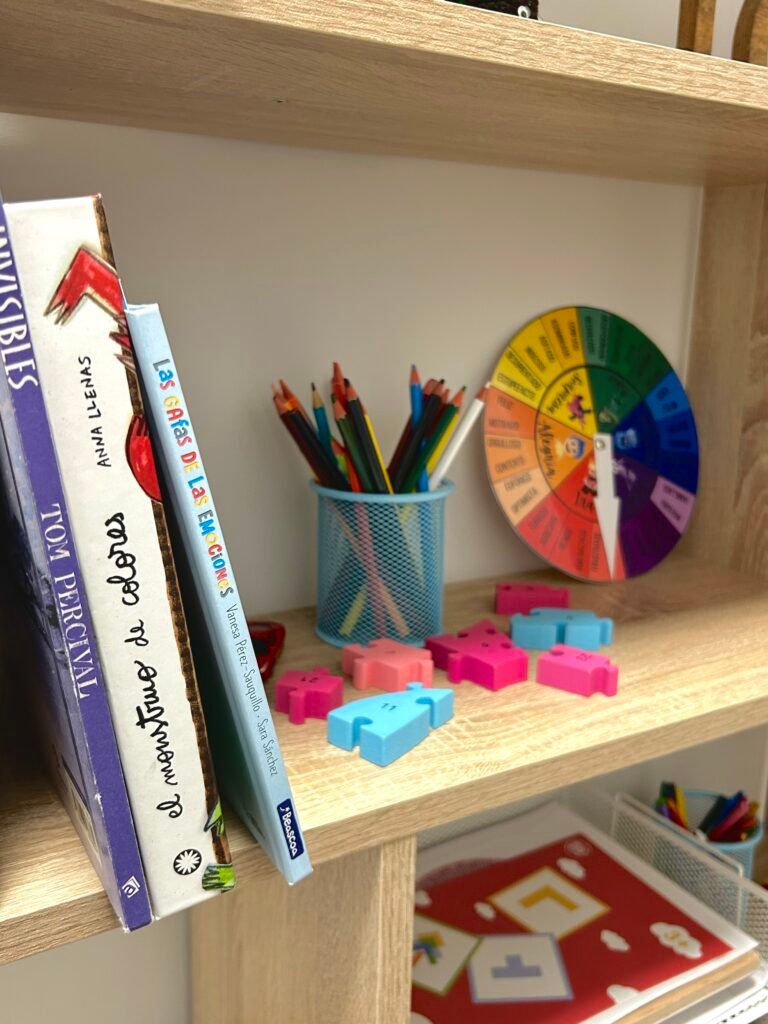 Escritorio con libros, colores y herramientas creativas