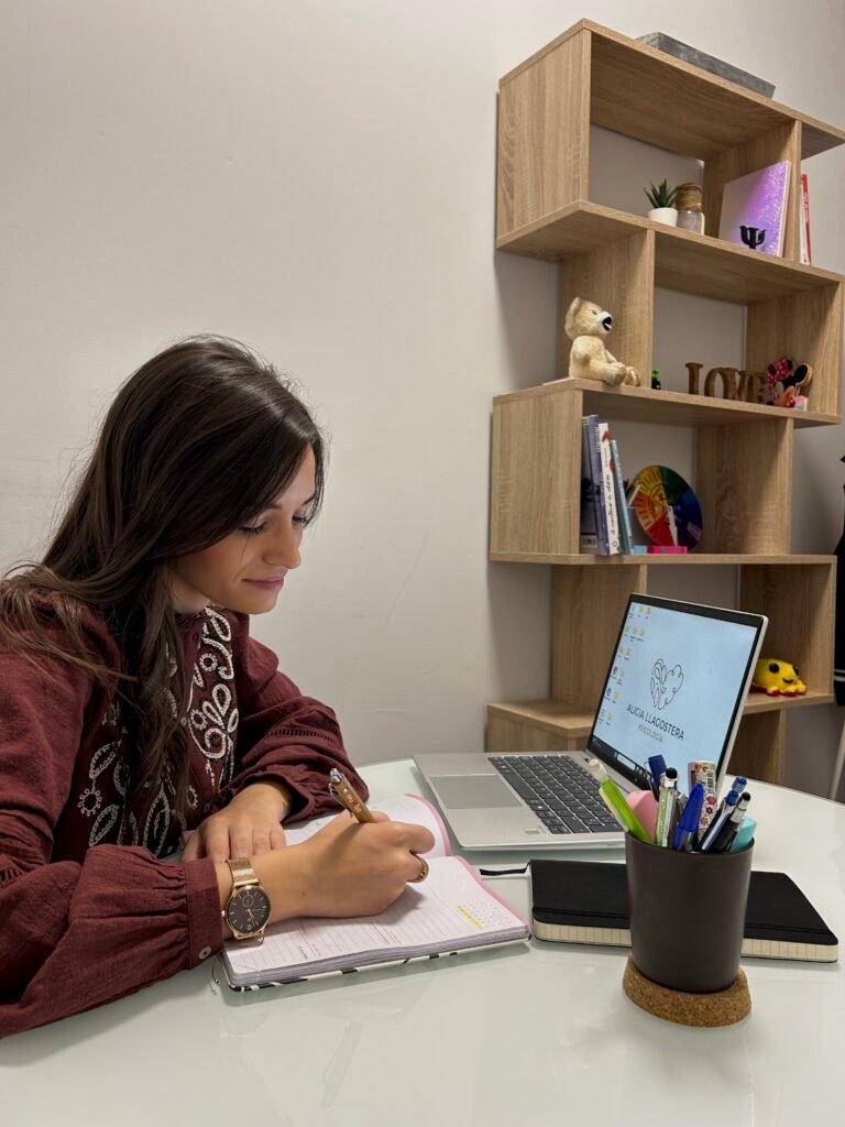 Profesional tomando notas frente a una computadora