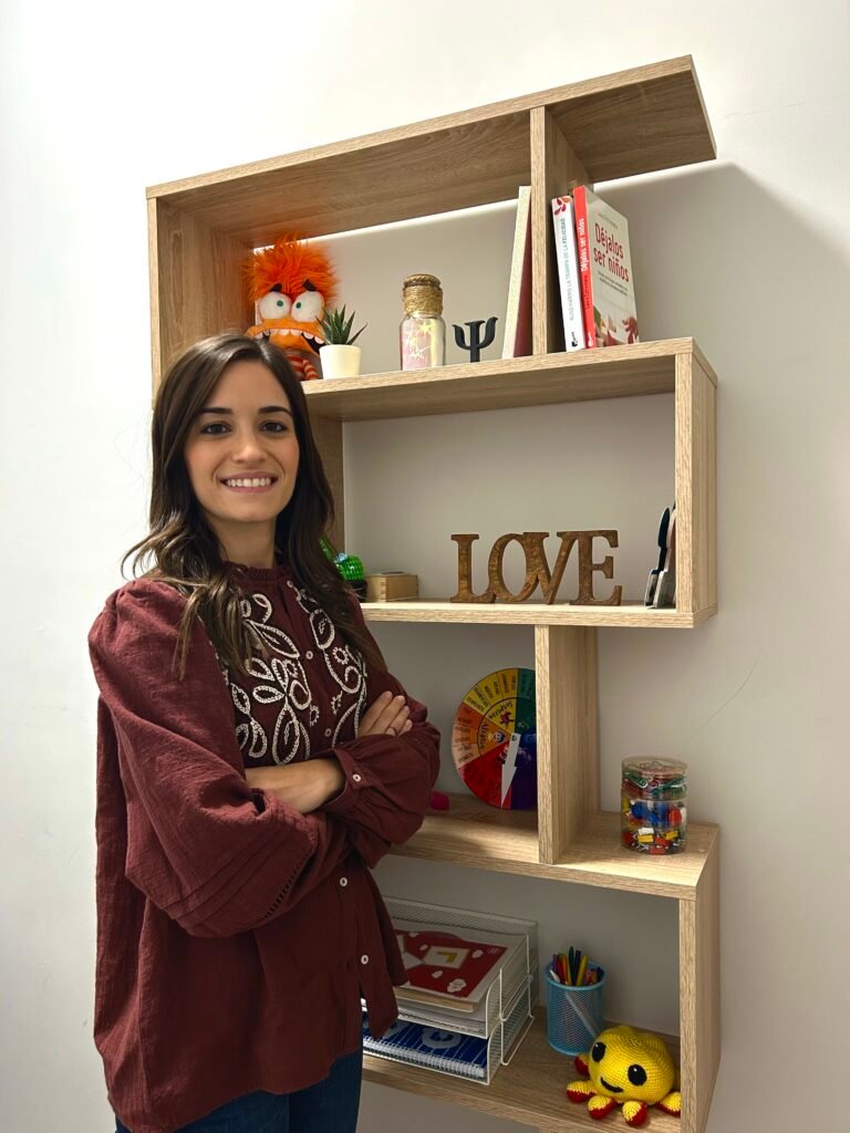 Mujer sonriente en oficina con estantes decorativos